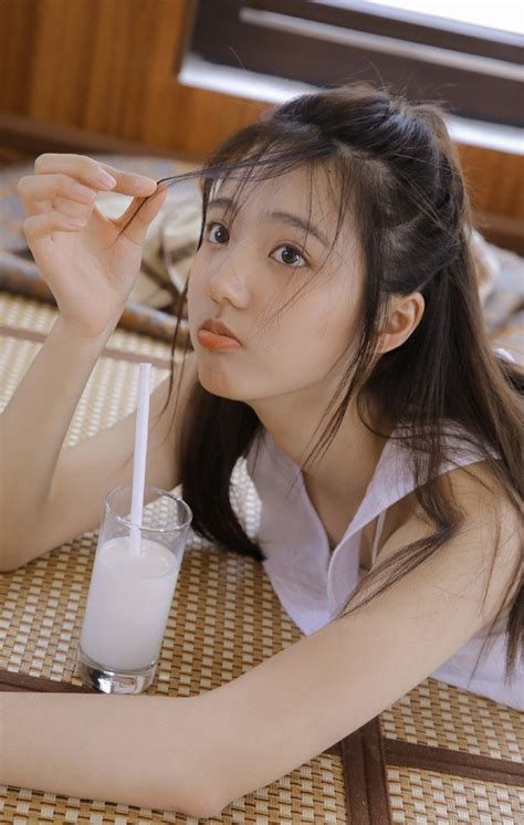 《女主直播给粉丝脱内衣》